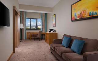 Отель DoubleTree by Hilton Almaty Алматы Люкс с 1 спальней и кроватью размера «king-size»-2