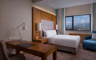 Отель DoubleTree by Hilton Almaty Алматы Номер с кроватью размера «king-size»-1