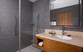 Отель DoubleTree by Hilton Almaty Алматы Номер с кроватью размера «king-size»-6